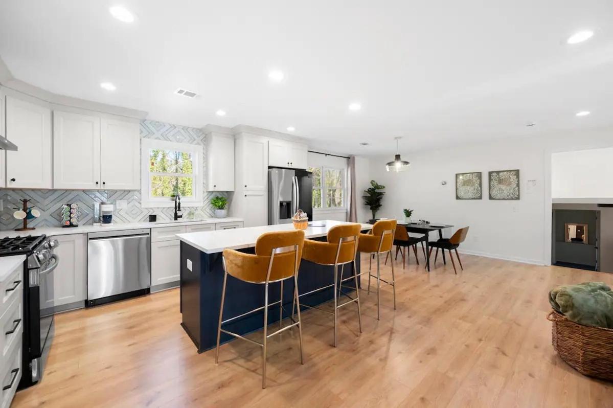 Outdoor Projector, Arcade, Fire Pit, 2 Car Garage, 2 Living Rooms Snellville Bagian luar foto